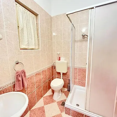 Spacious In 1 Bedroom *