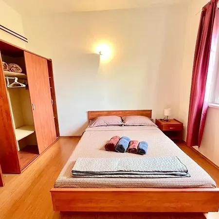 Spacious In 1 Bedroom Apartment *