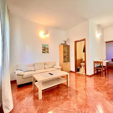 Spacious In 1 Bedroom Apartment *